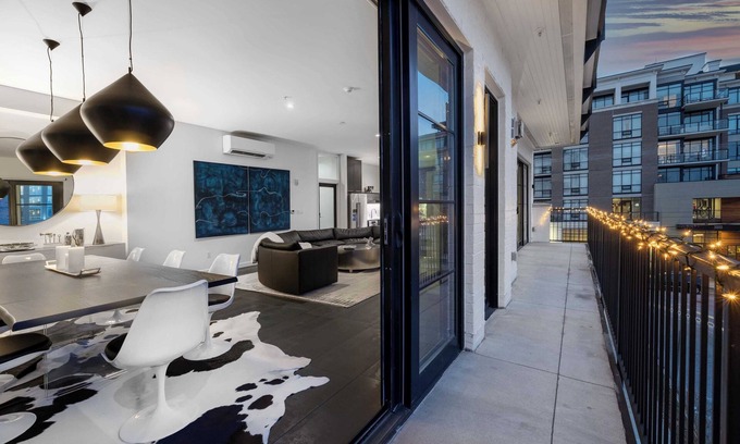 West End Cottage | 121 Hotel Floor 1 & 2 by Avantstay Sleeps 34, 10 Units in Nashville