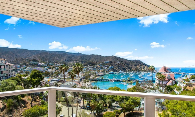 Avalon House | 122MT-Ocean VIEWS! 3BDR Avalon House, ,Harbor and City Views, A/C, 6-Seater Cart
