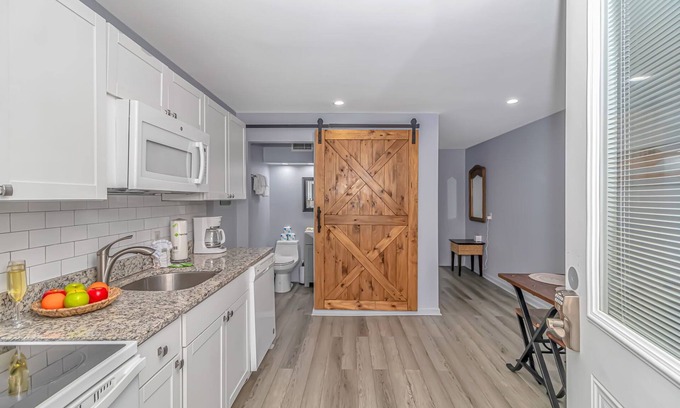 Garden City Condo | 125 Atlantic Avenue Unit K - Pet Friendly! Walk To The Beach and Pier! 1BR - 1BA -Sleeps 2-4 guests!