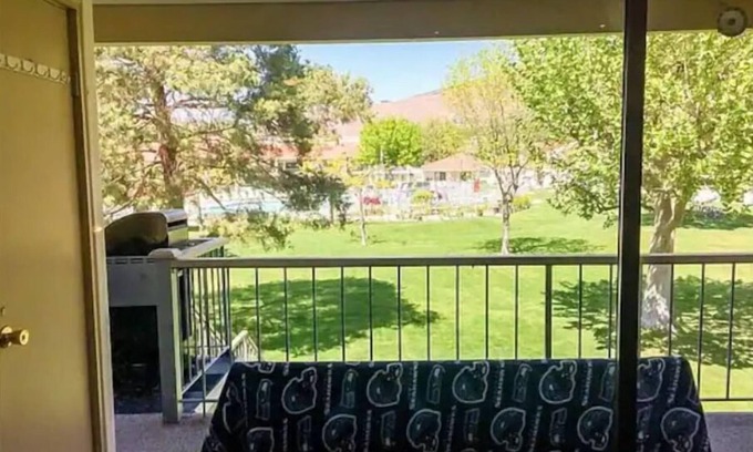 Quincy Condo | #126 condo by large pool/Pickup for the Gorge Shuttle-book seperately