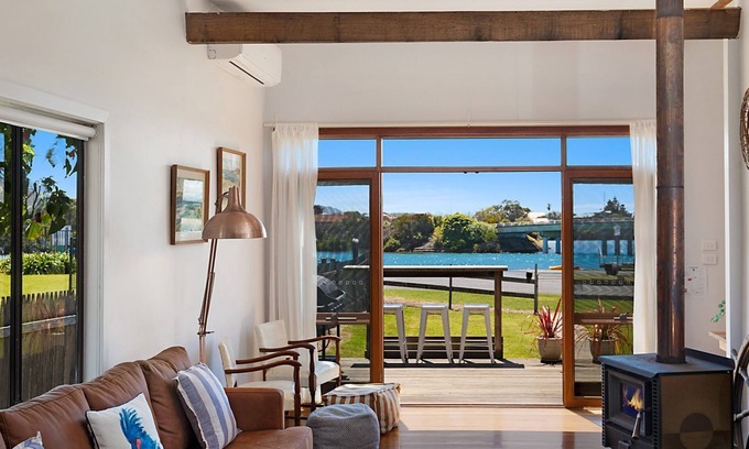 Bermagui House | 128 Lamont Street - River front