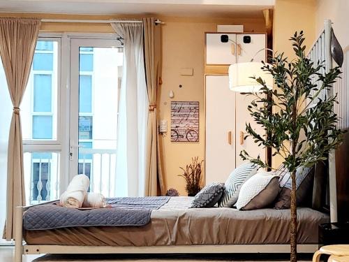 Pinagsama Apartment | 12e Spacious Cozy Suite at The Venice Mall with FREE Parking and Washing Machine