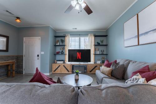 Jeffersonville - Clarksville Villa | 12MINSTOLOUVILLE,GAMERM,PATIOGrill-RusticElephant