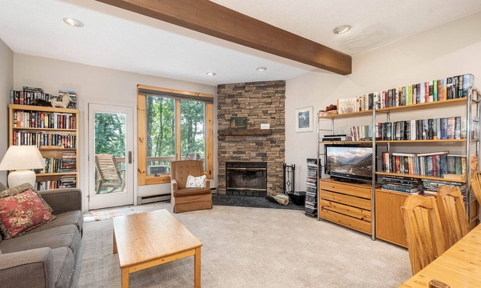 McHenry House | 13 Lakeview Court | Pet Friendly & Great Views!
