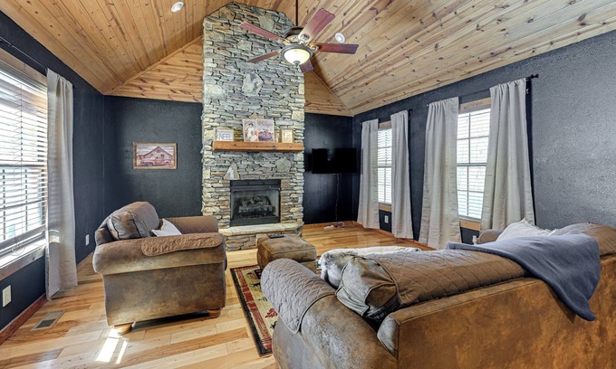 Hiawassee Cabin | 13 Mi to Lake Chatuge: Hiawassee Cabin w/Views!
