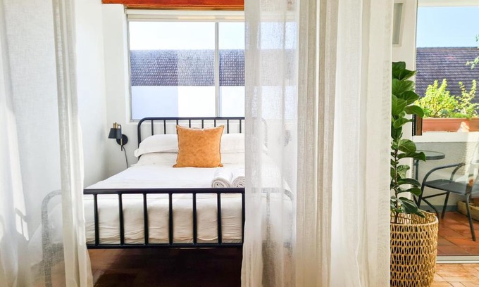 Three Anchor Bay Apartment | 13 Middelhof