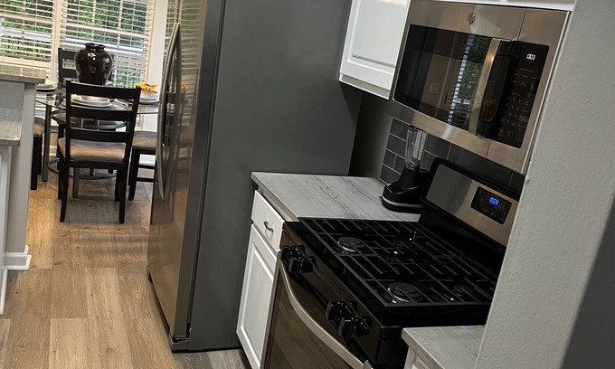 Fairburn House | 13 mins away from ATL airport and 22 mins away from downtown area and much more