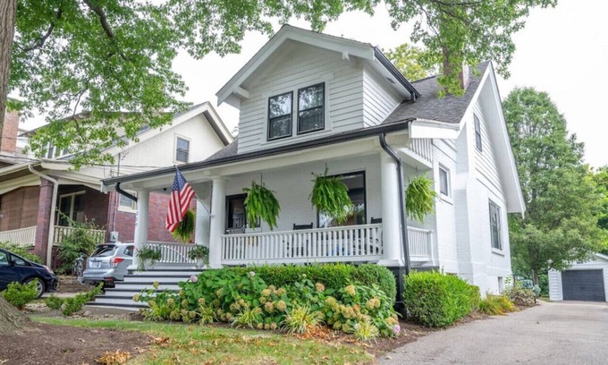 Hyde Park House | 1320 Duncan Ave · Hyde Park Hideaway