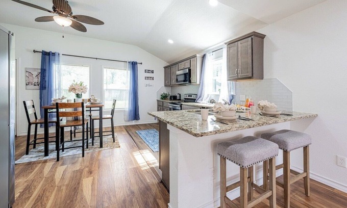 North Shore House | 13335 cozy 4BR Emporia Escape downtown