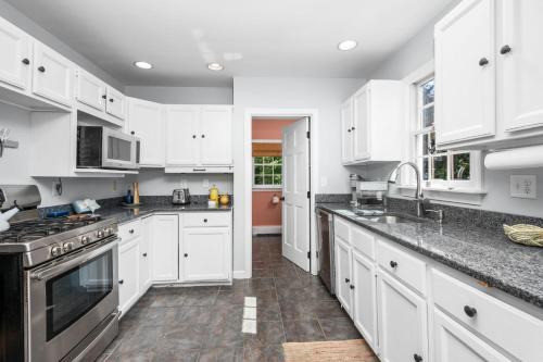 Yarmouth Port House | 134 Center Street Yarmouth - Anchor House