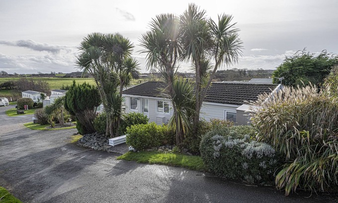 Brynteg Cottage | 134 Glan Gors - sleeps 6 guests in 3 bedrooms