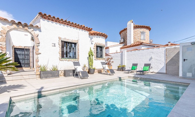 Castello d'Empuries Ski Chalet | 137-Empuriabrava house ground floor with pool-