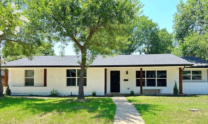 Irving House | 14 Mi to Dallas: Irving Escape w/Patio & Fire Pit