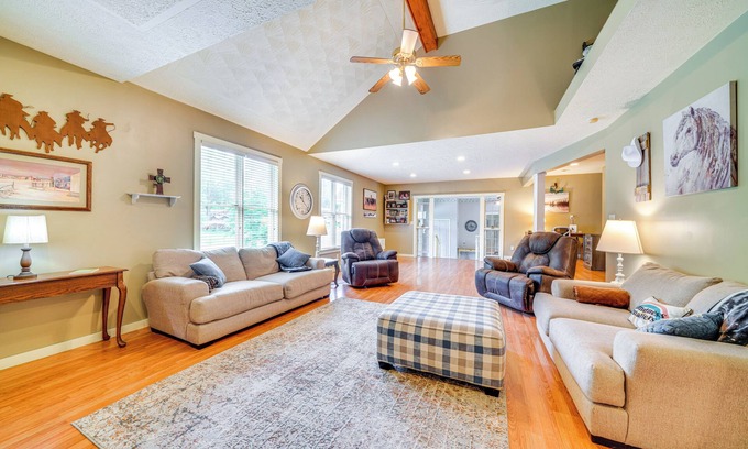 Highview House | 14 Mi to Dtwn Louisville: Holiday Vacation Home!