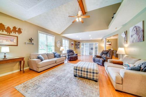 Highview House | 14 Mi to Dtwn Louisville Holiday Vacation Home!