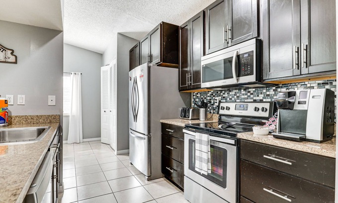 Seffner Community Alliance Cottage | 14 Mi to Dwtn Tampa Bay: Brandon Home w/Fire Pit!