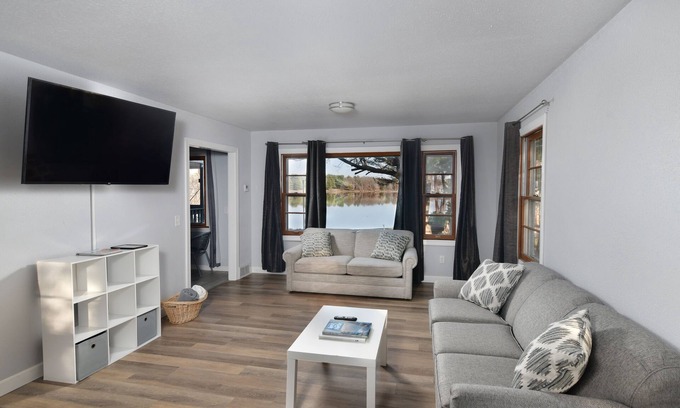 Lake Delton Villa | 14 person Villa on Lake Delton