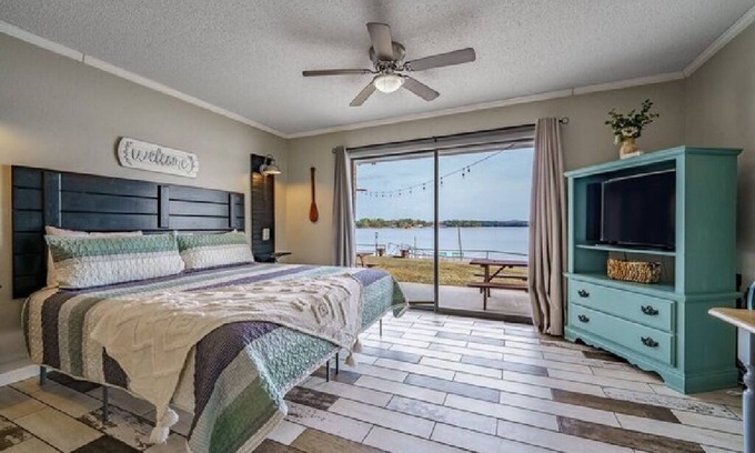 Hot Springs Hotel | #14 The Cove - King Room (pet-friendly)