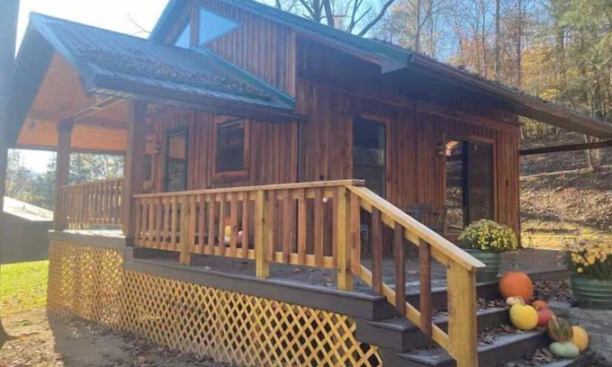 Speedwell House | 140 acres Hidden Gem Tiny Home w/biking trails, luxury shower, and loft!