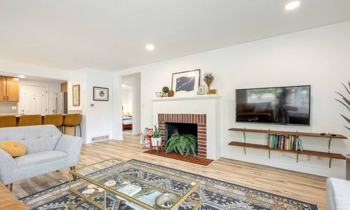 Highland Park Apartment | 142 - Highland Park Family Retreat