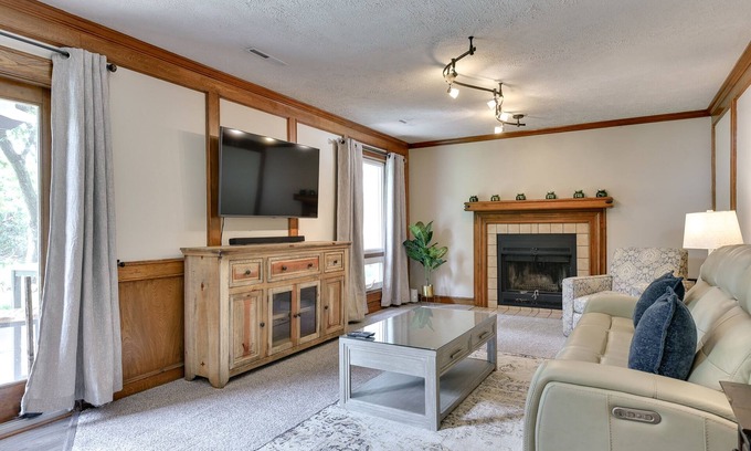 West Omaha House | 144th and Center! 10 mins to Village Point and 20 mins to downtown!