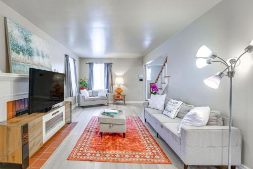 North Rosedale Park House | 15 Mi to Dtwn Detroit Cozy Family Home with Yard!