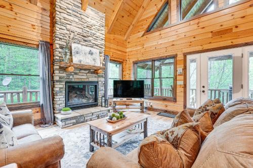 Logan House | 15 Mi to Hocking Hills Secluded Cabin with Hot Tub