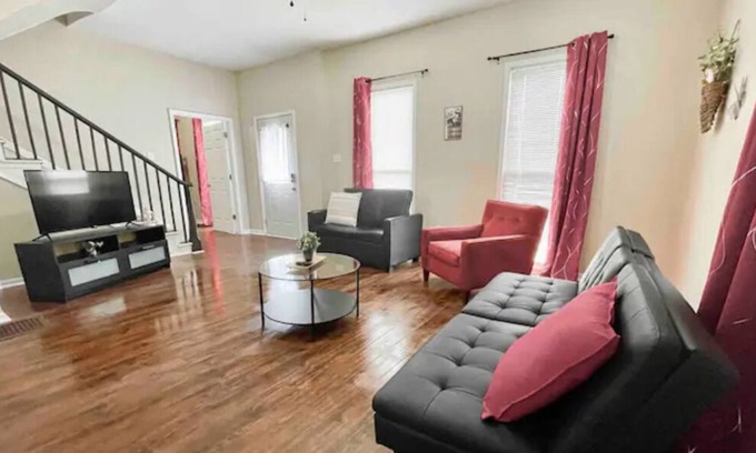 Greenwood House | 15 Min/Lucas Oil, Sleeps 10! Host w/1,000 Reviews!