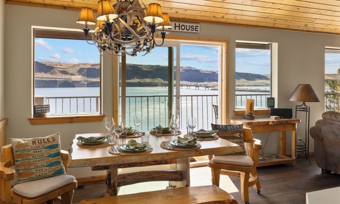 Vantage House | 15 min to The Gorge! HotTub, Tesla/EV Charger, Cave B Estate Winery!