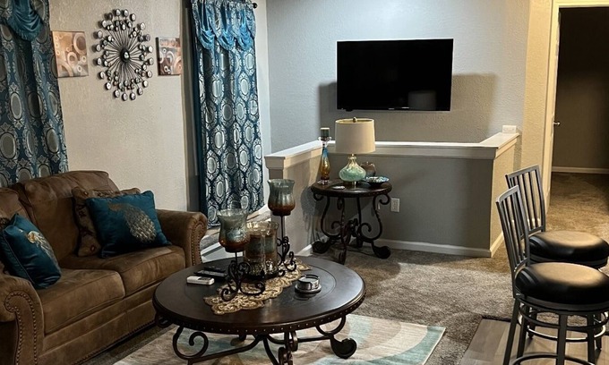 Kansas City House | 15 Minutes to Downtown KC - Modern 3 Bedroom Home