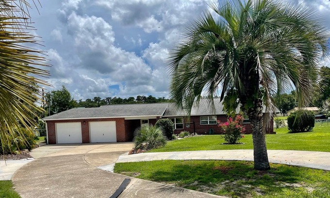 Crystal River House | 15 Minutes to the Gulf of Mexico! Beautiful home on Lake Rousseau