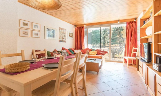 La Salle-les-Alpes Apartment | 150m from shops, balcony, ski locker, 58m², Serre Chevalier