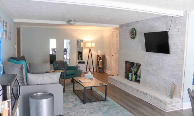 Weaverville Apartment | 15min from downtown. Perfect couples vacation, Porch, patio. Pet-friendly!