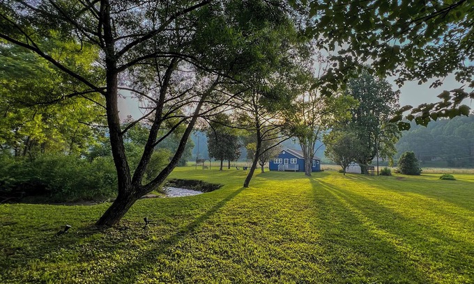 Robbinsville House | 15min to Cherohala 30min to Fontana. Motorcycle friendly. Sleeps 8. Pets!