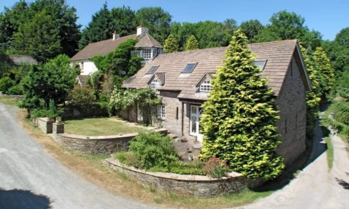 Llanfihangel Tal-y-llyn House | 15th Century 6-Bed Farmhouse, Sleeps 11, Pets Ok