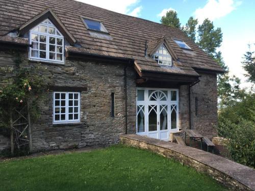 Llanfihangel Tal-y-llyn House | 15th Century 6-Bed Farmhouse Sleeps 11 Pets Ok
