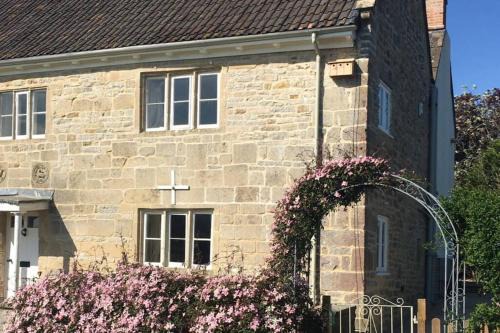 Glastonbury House | 16 Century Farmhouse Cottage, foothills of iconic Glastonbury Tor.