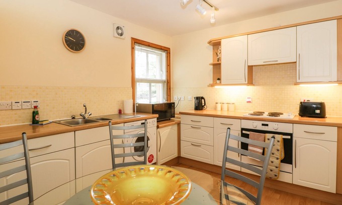Uphall Cottage | 16 KNIGHTSRIDGE HOUSE in Livingston