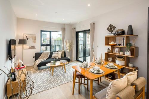 Waterloo Apartment | 16 minutes Walk To London Eye, Shard View and Balcony