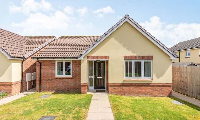 Evesham Cottage | 16 STEWART CLOSE, family friendly, with a garden in Evesham