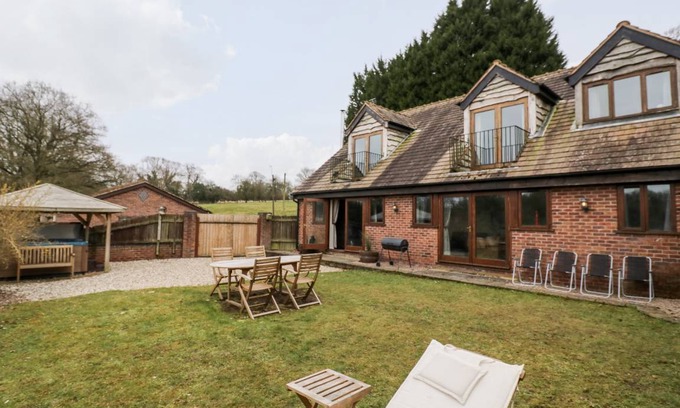 Shatterford Cottage | 160 m² Cottage ∙ 5 bedrooms ∙ 10 guests