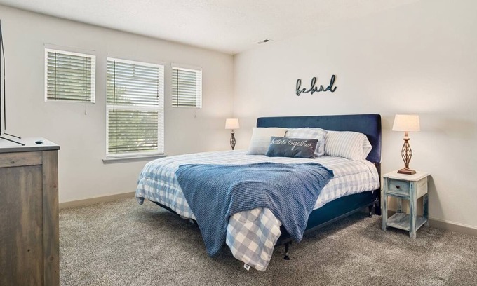 West Valley House | *1600ft²*Backyard*King*Parking*600Mbps*Smart TV