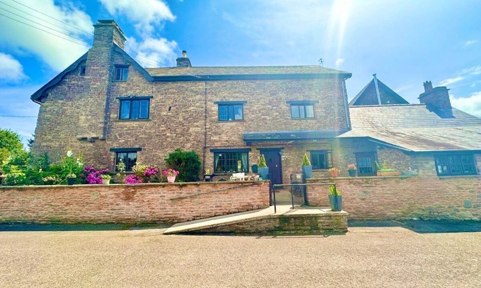 Usk Other | 16th Cent,6 bed house,15 People