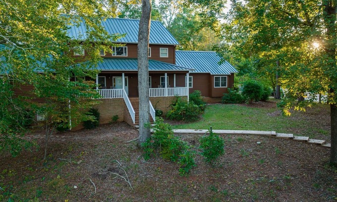 White Plains Cabin | 17 Bedroom Lodge Perfect for Retreats, Reunions, or just a Big Family Vacation!