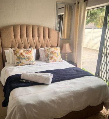 Rooihuiskraal House | 17 Byvanger Luxury Home Deluxe Queen Suite Room 2