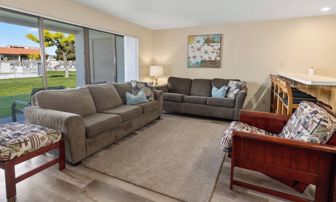 Quincy Condo | #17-Condo near large pool & shuttle to Gorge Amp-book separately