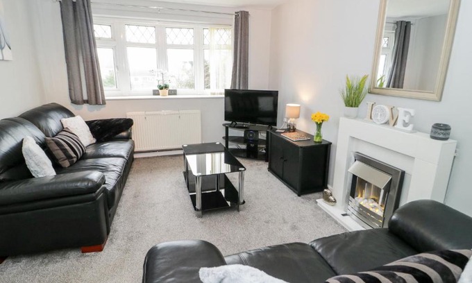 Llanfairpwllgwyngyll House | 17 Ffordd Gwenllian