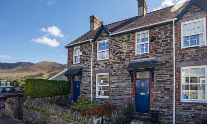 Caernarfon House | 17 Victoria Terrace - Perthi