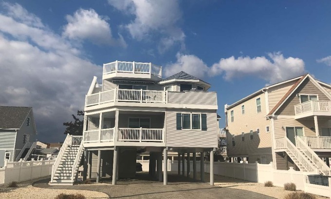 Ship Bottom House | 1700 for Chowderfest or Kite fest visit now booking! Special rate nice package