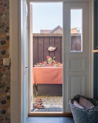 Innerstaden Apartment | 1700-talshus i två plan med egen innergård i Visby innerstad